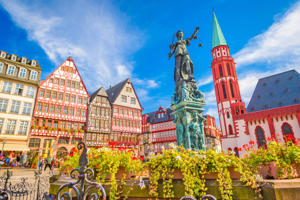 Frankfurt tarihi merkezi, renkli binaları ve tarihi dokusuyla ünlüdür.
